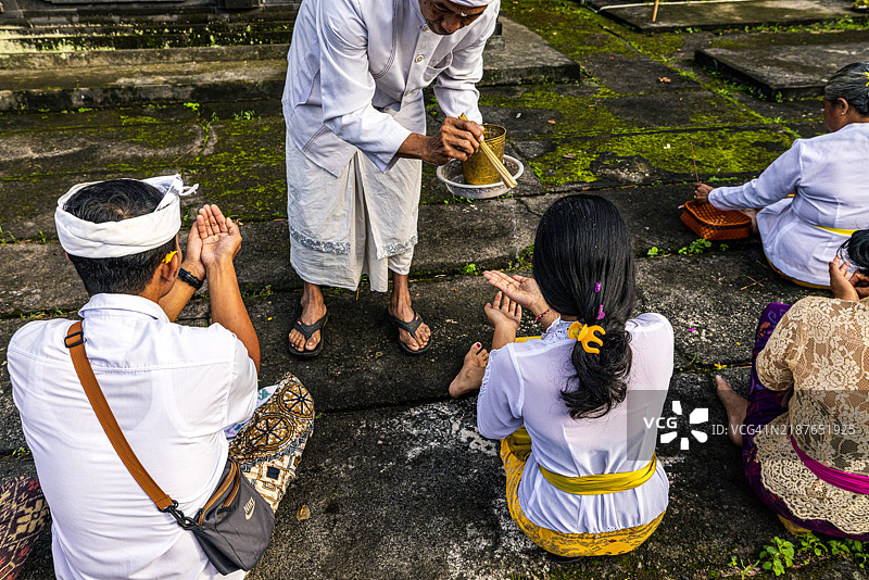 印度尼西亚巴厘岛的印度教寺庙举行的梅拉斯蒂净化仪式。图片素材