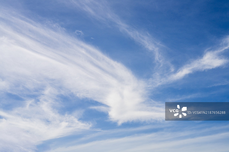 宁静的蓝天与轻柔的白云在清澈的空气中图片素材