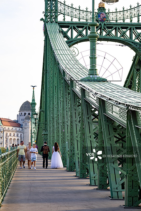 自由桥的装饰元素，行人和一对情侣图片素材