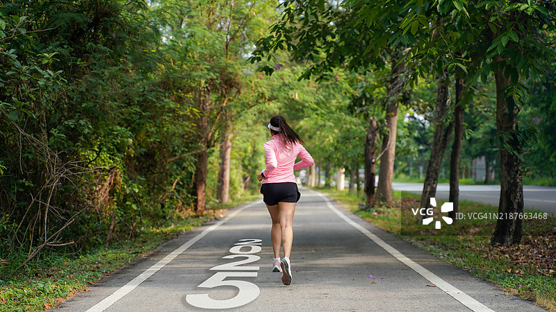 2025年的新年开始。女跑者在自然赛道上起跑，朝着成功的目标前进。图片素材