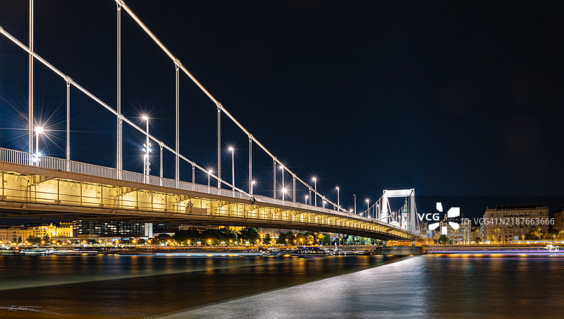 布达佩斯夜景中的伊丽莎白桥和多瑙河全景图片素材