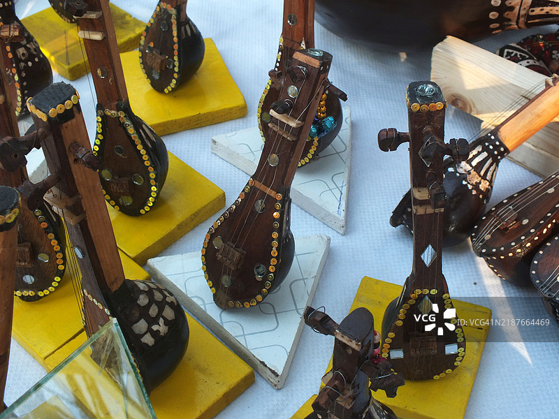 小摊贩出售的迷你乐器模型图片素材