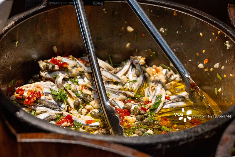 一组浸泡在橄榄油中的腌制凤尾鱼，爱尔兰科克的英式市场图片素材