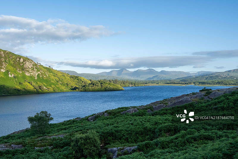 凯里县格伦卡尔谷的卡拉湖在温暖的傍晚光线下的景色。爱尔兰图片素材