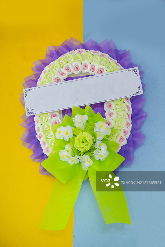 葬礼花圈或葬礼鲜花，以及一套供品，用于放置在火化场所或葬礼上。图片素材