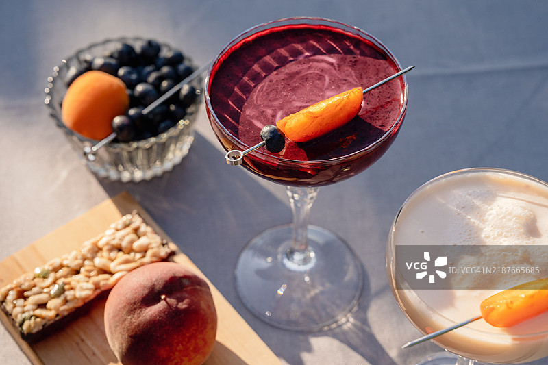 花园桌上的鸡尾酒杯与水果冰沙无酒精鸡尾酒图片素材