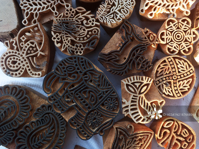 熟练工人制作雕刻的阿贾克图案图片素材