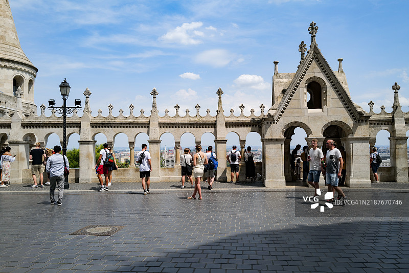 游客们在布达佩斯的渔人堡欣赏美景，这是一座新哥特式地标。图片素材