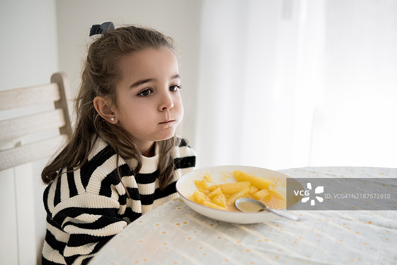 小女孩拒绝在家吃饭图片素材