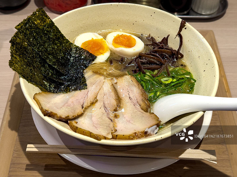 九州风格的细面豚骨拉面图片素材