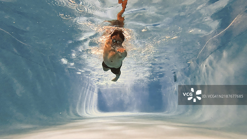 亚洲男性运动员游泳图片素材