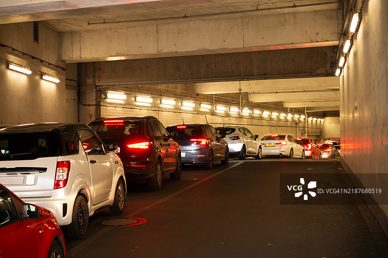 汽车排队进入拥挤的地下停车场图片素材