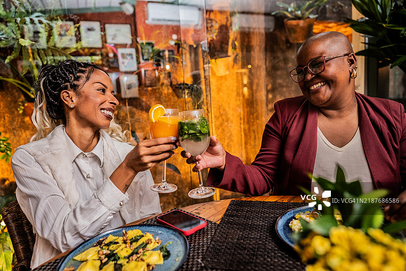 女商人在餐厅举杯庆祝图片素材