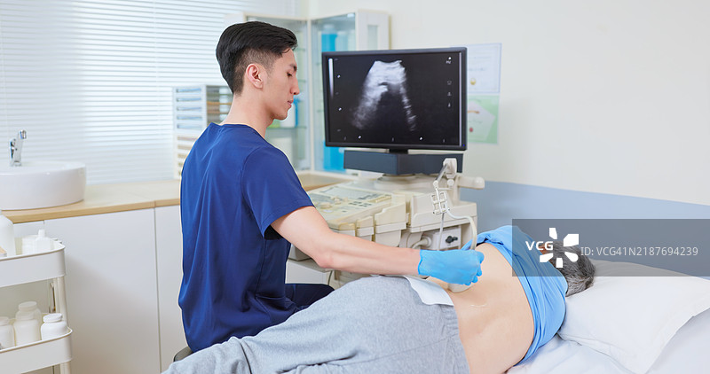 老年人接受肾脏超声检查图片素材