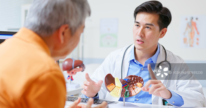 亚洲老年人肝病咨询图片素材