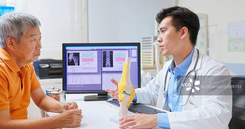 医生向老年人解释膝关节韧带图片素材