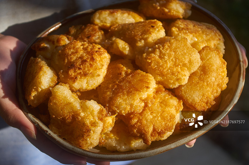 陶瓷盘上的烤糯米饭配鸡蛋图片素材