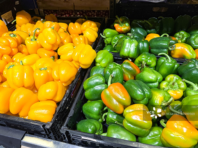 农贸市场上新鲜的黄色和绿色甜椒图片素材