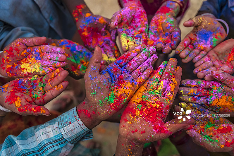 印度的色彩 - 印度儿童在霍利节期间玩彩色粉末，印度图片素材
