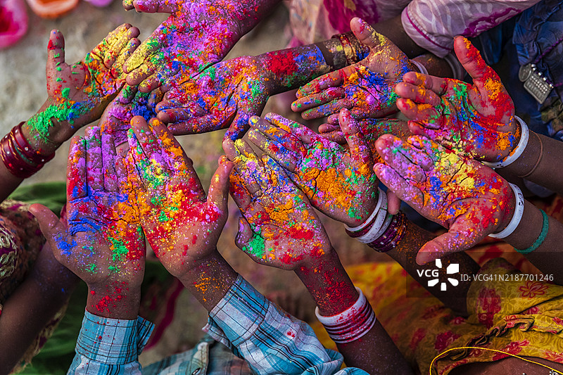 印度的色彩 - 印度儿童在霍利节期间玩彩色粉末图片素材