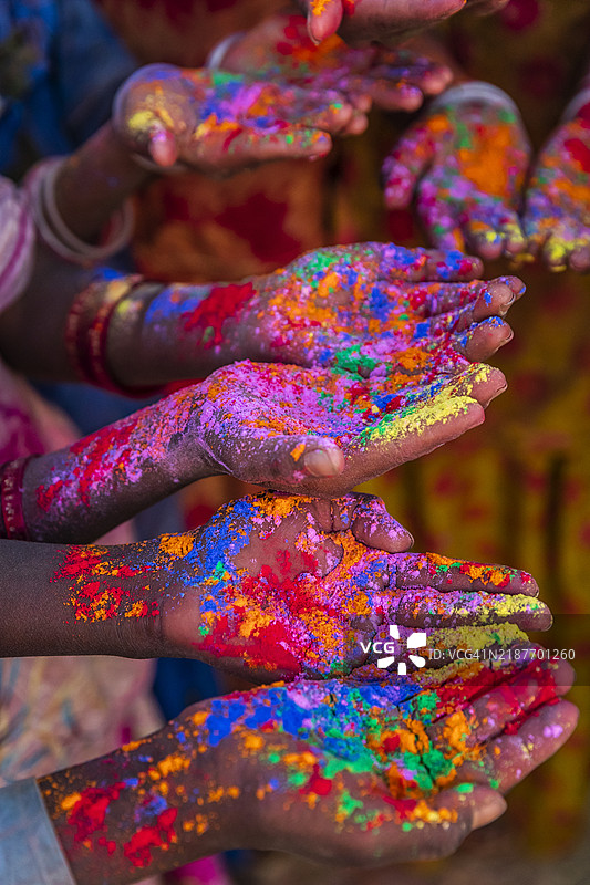 印度的色彩 - 印度儿童在霍利节期间玩彩色粉末，印度图片素材