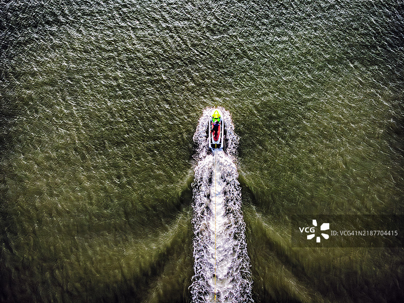 无人机拍摄的抽象画面,展现了阿利巴格附近卡希德海滩上,船后留下的波浪轨迹,称为尾迹。图片素材