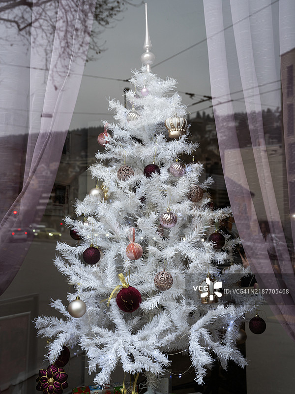 窗户上的圣诞树装饰图片素材