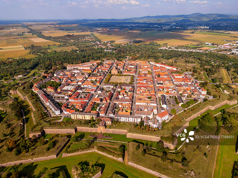 法国阿尔萨斯地区的诺夫-布里萨赫鸟瞰图图片素材