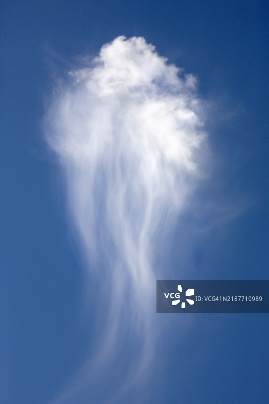 不寻常的卷云形成图片素材