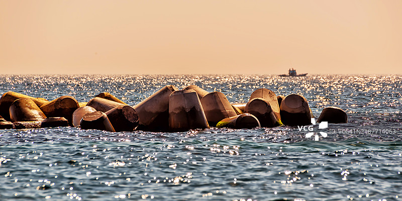 海上日出与防波堤图片素材
