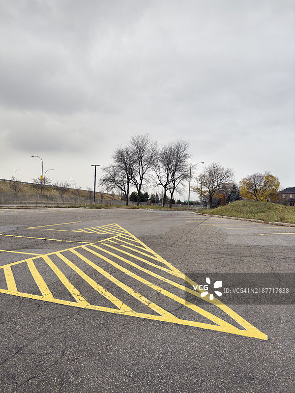 停车场的道路标线图片素材