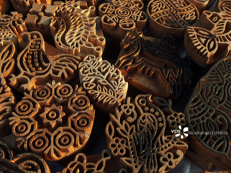 熟练工人制作雕刻的阿贾克图案图片素材