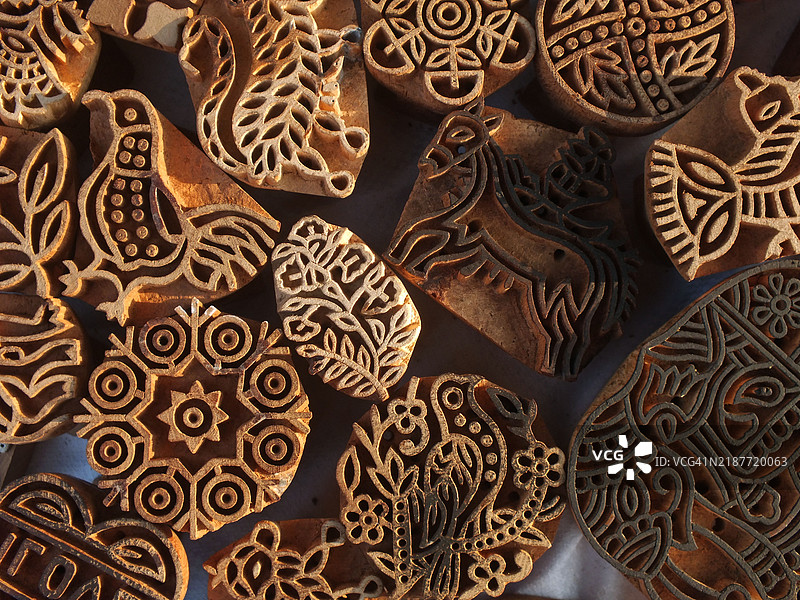 熟练工人制作雕刻的阿贾克图案图片素材