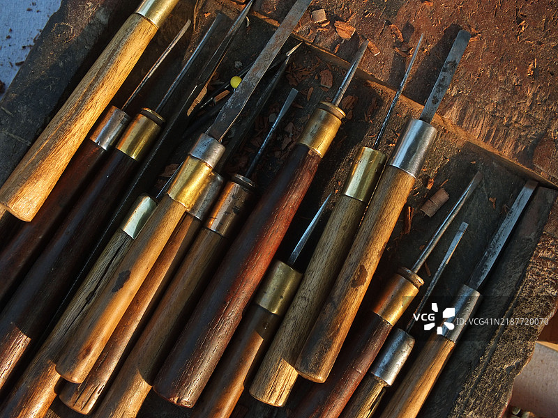 熟练工人制作雕刻的阿贾克图案图片素材