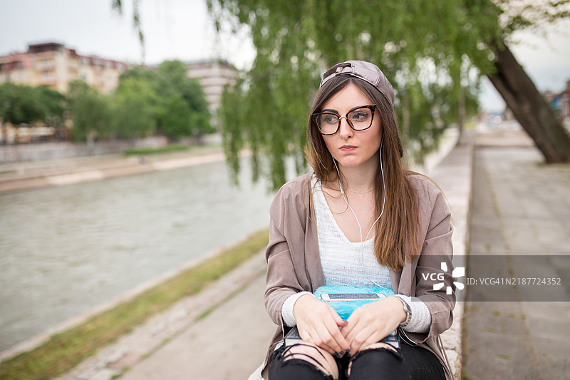 河边的女孩图片素材