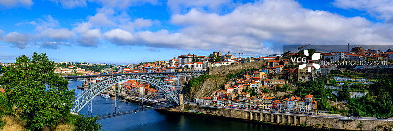 杜罗河的鸟瞰图，展示了老波尔图市和路易斯一世大桥 - 葡萄牙波尔图图片素材