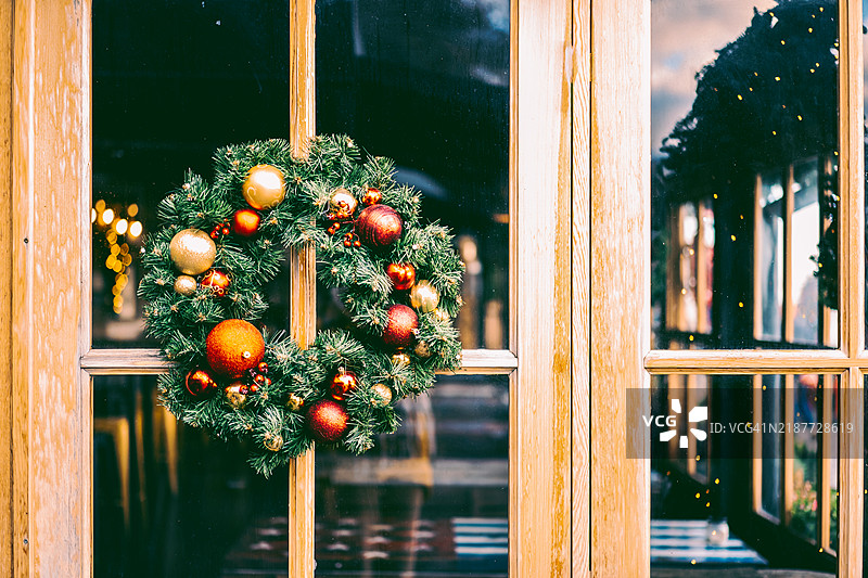 一个美丽的手工艺花环，装饰在木制门口图片素材