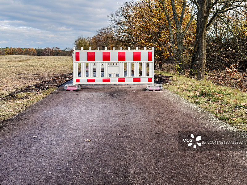 道路障碍 - 由于施工现场而封闭的道路图片素材