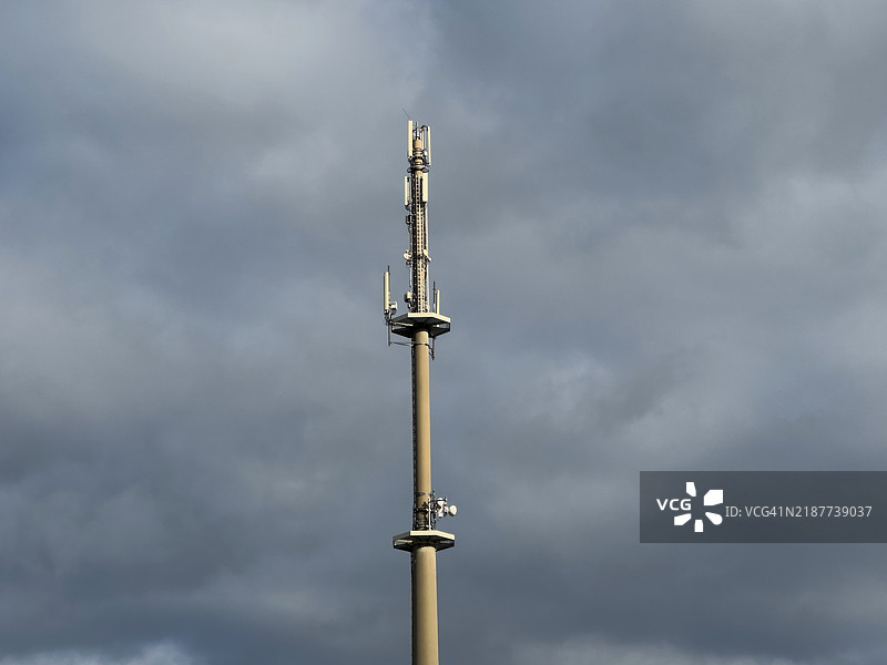 手机天线与阴云密布的天空图片素材