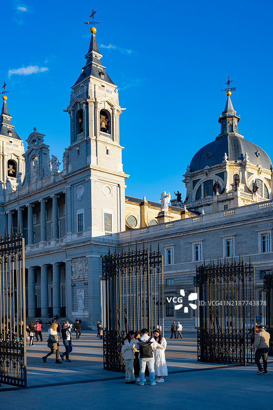 皇家宫殿与马德里阿尔穆德纳大教堂之间的阿梅里亚广场。图片素材