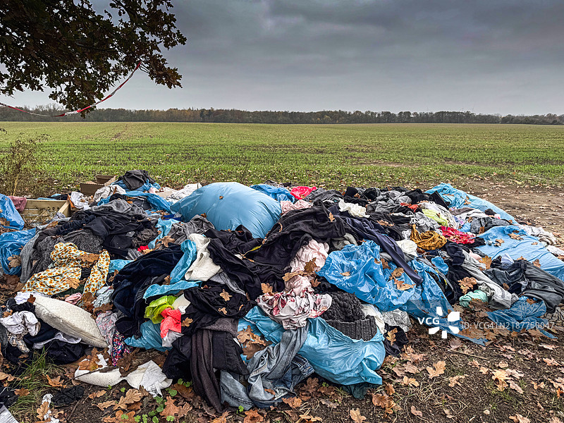 自然中的非法垃圾填埋 - 在自然中非法倾倒旧衣物图片素材