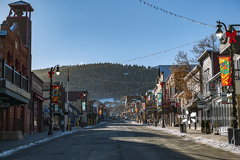 公园城市主街明亮的早晨图片素材