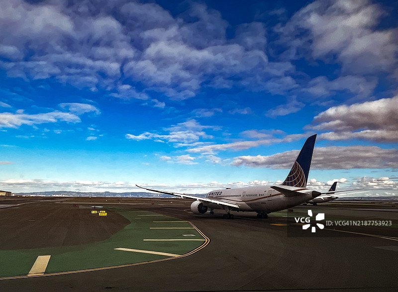 联合航空梦幻客机从旧金山国际机场起飞图片素材