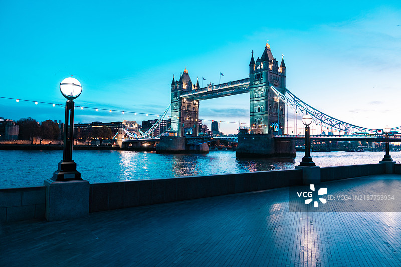 伦敦塔桥和泰晤士河在傍晚时分灯光璀璨图片素材