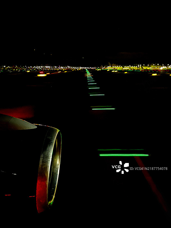 夜间降落在纽瓦克机场图片素材