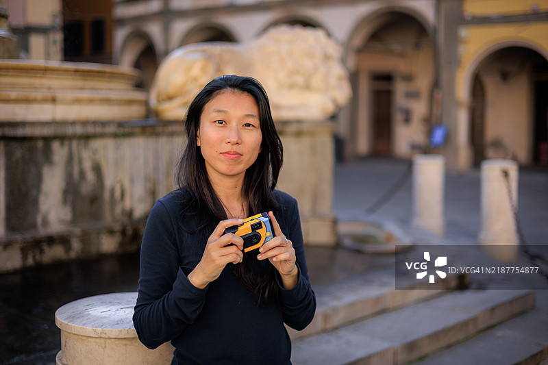 摄影师在拍摄一次性相机图片素材