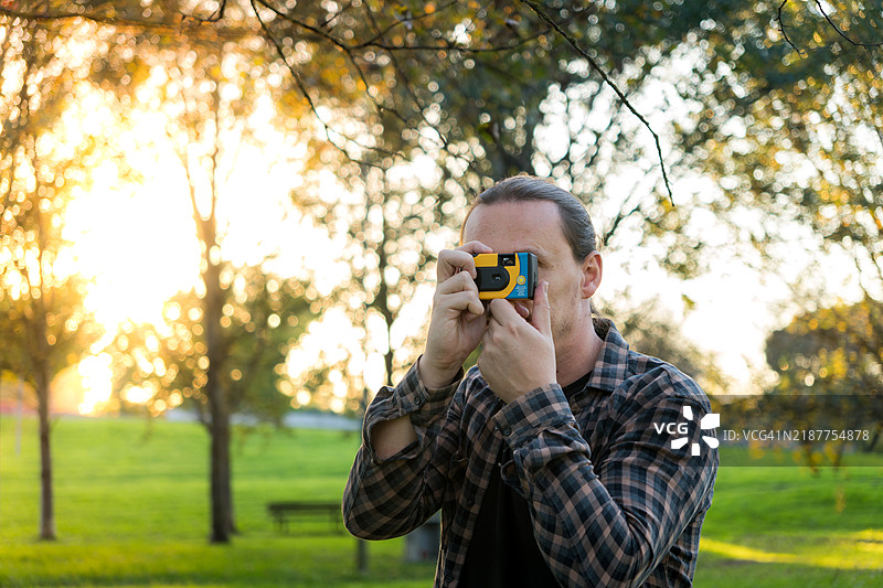 摄影师在拍摄一次性相机图片素材