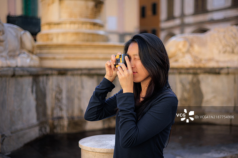 摄影师在拍摄一次性相机图片素材