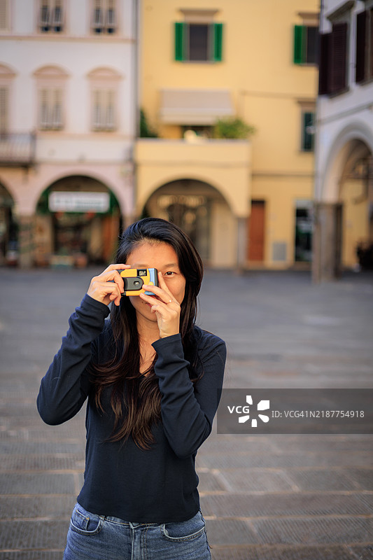 摄影师在拍摄一次性相机图片素材