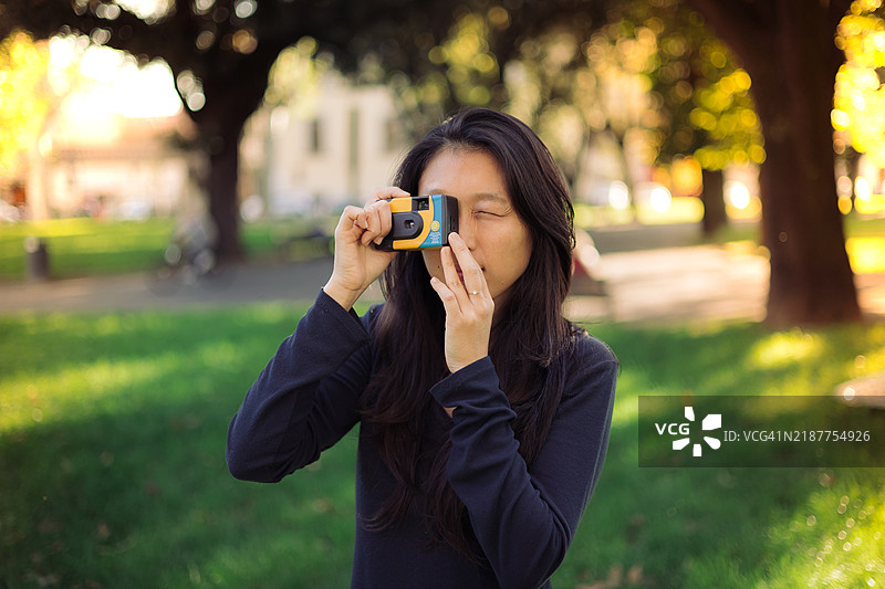 摄影师在拍摄一次性相机图片素材